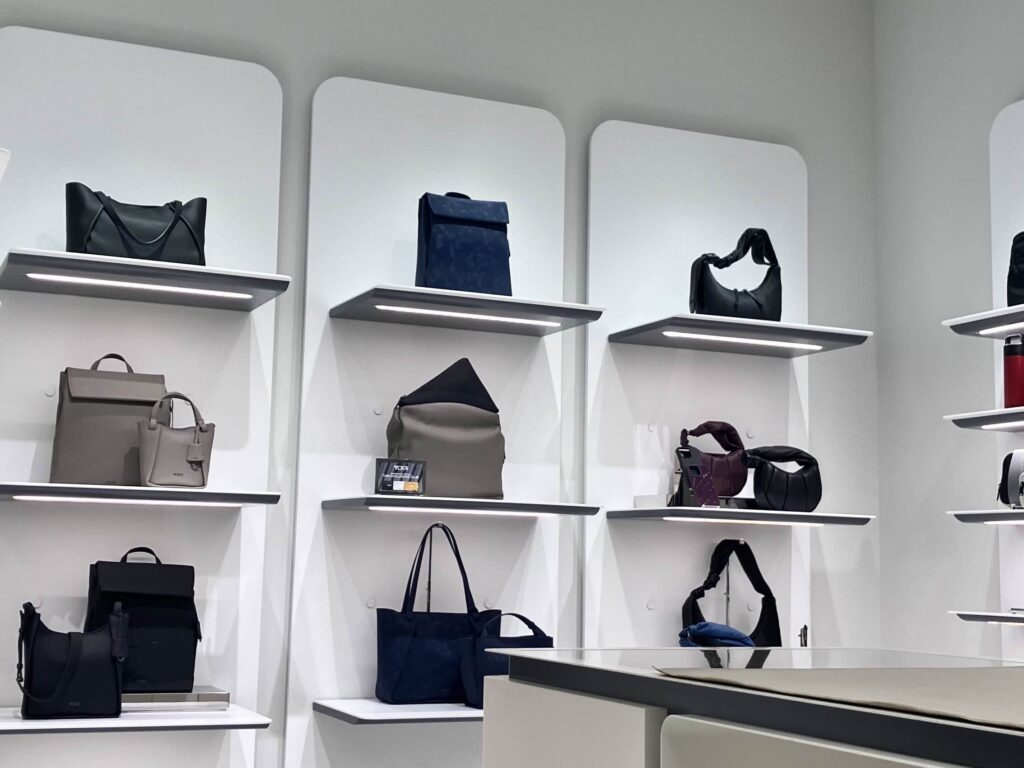 TUMI 表参道店の店内