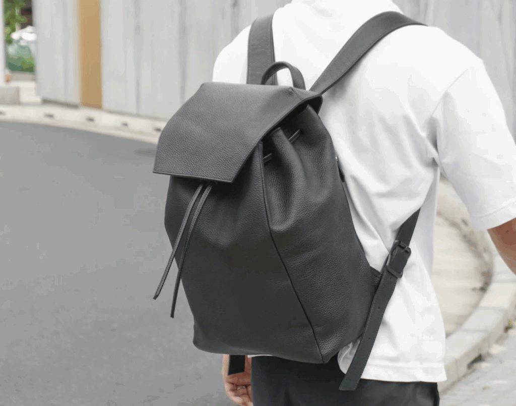HushTugのオーバーレイバックパックを身につけた人の画像