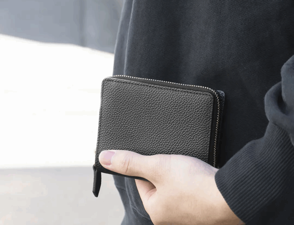 HushTugのピュアシュリンクレザーを身につけた男性の画像