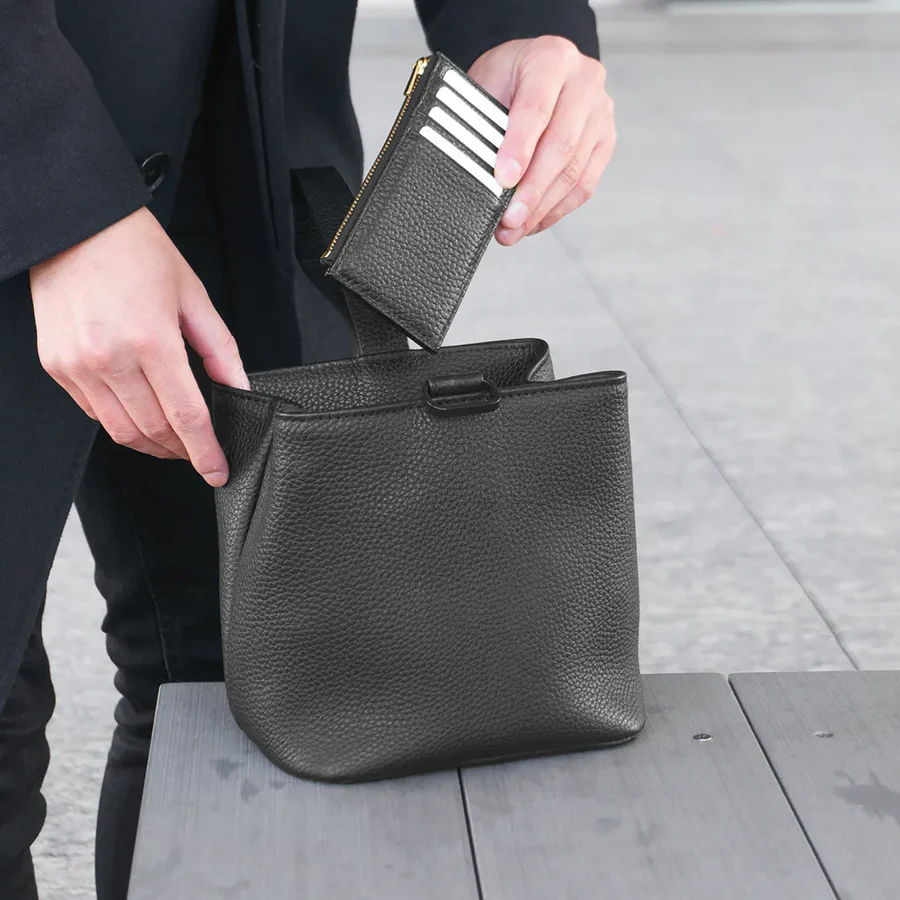 HushTugの巾着レザーバッグ