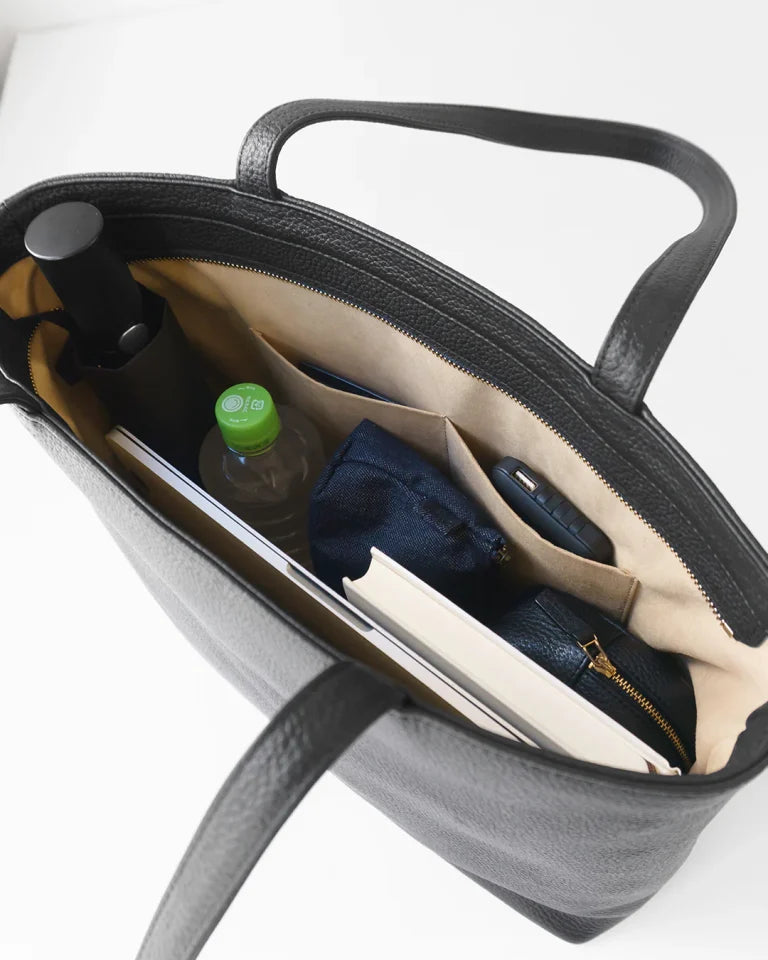 HushTugのレザートートバッグに荷物を収納した画像