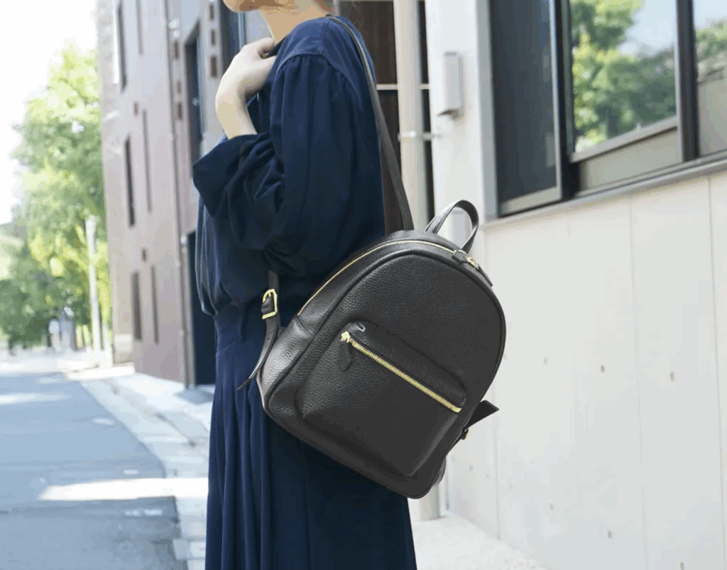 HushTugのミニリュックを女性が身に付けている画像