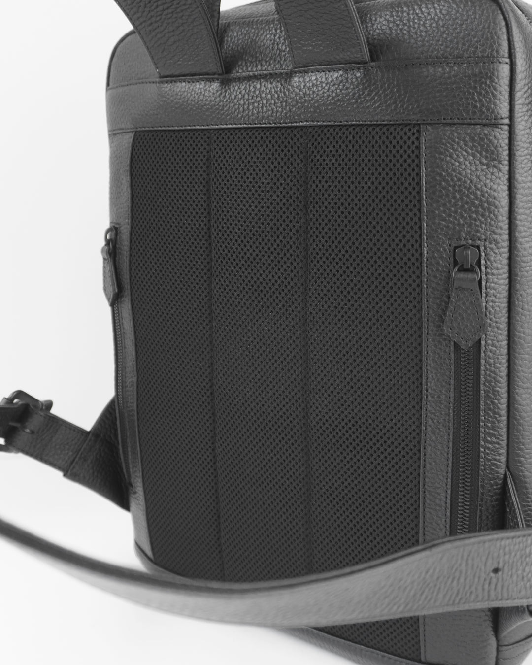 HushTugのスクエアバックパックの背面
