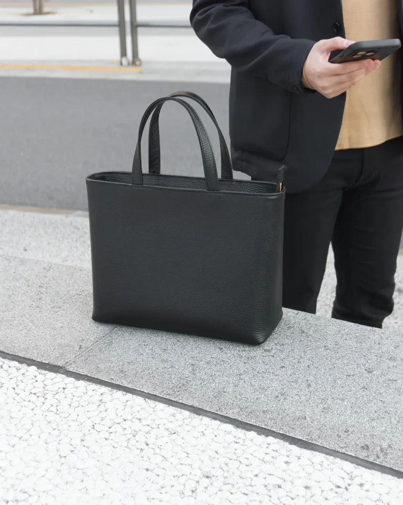 シンプルなデザインのトートバッグ