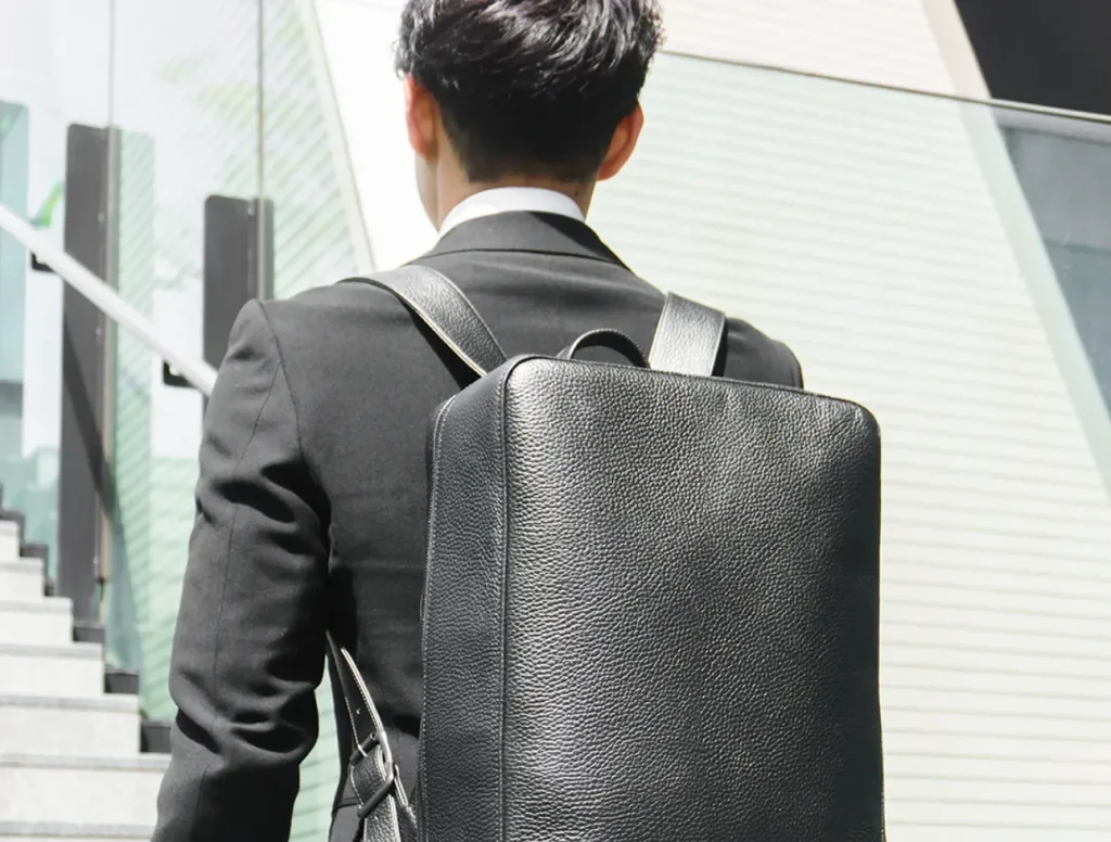HushTugのスクエアバックパックを男性が身につけている画像