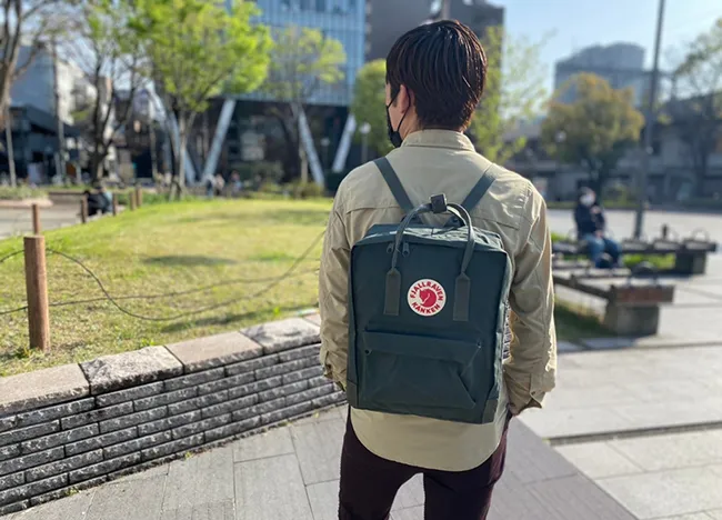 カンケンリュックを身につけた男性の画像