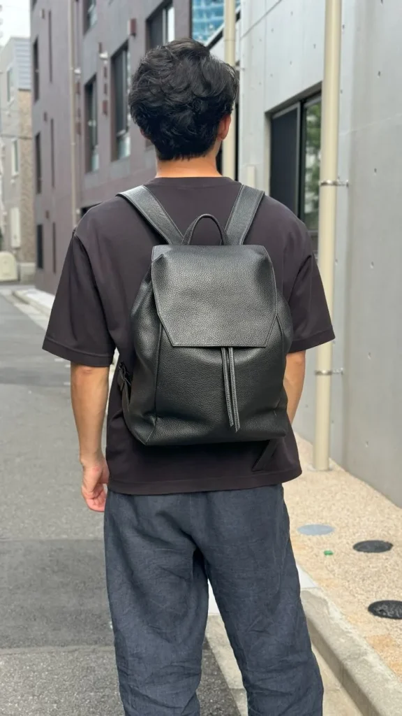 HushTugのオーバーレイバックパックを身に着ける男性