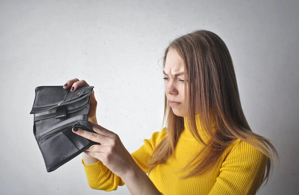 長財布を怪訝な目で見る女性