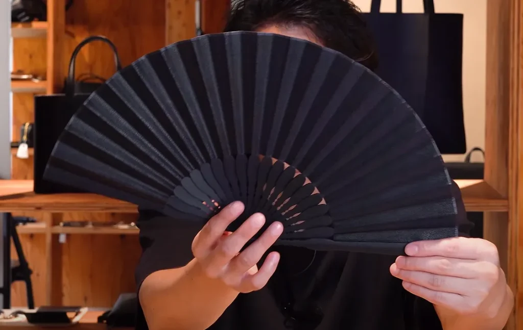 HushTug　レザー扇子