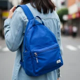 リュックを背負っている女性
