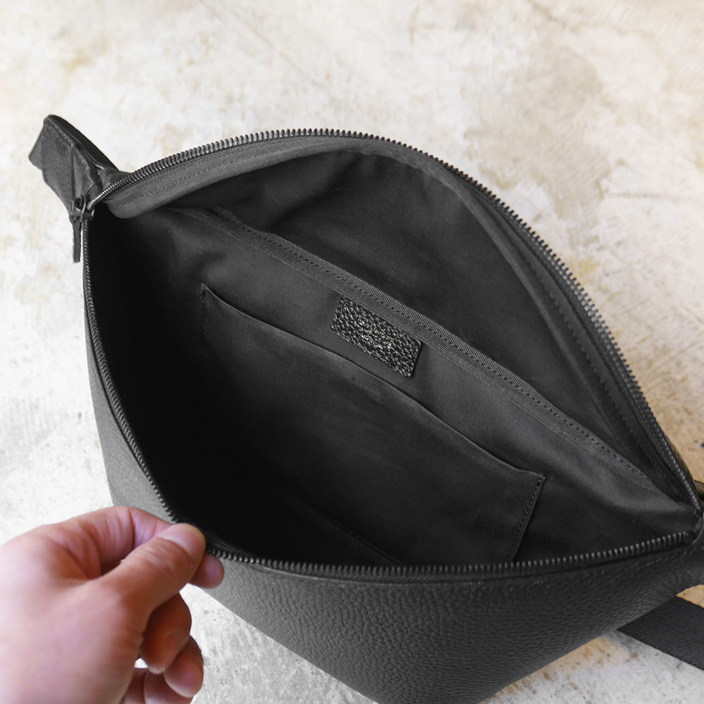 HushTugのカーブドボディバッグ