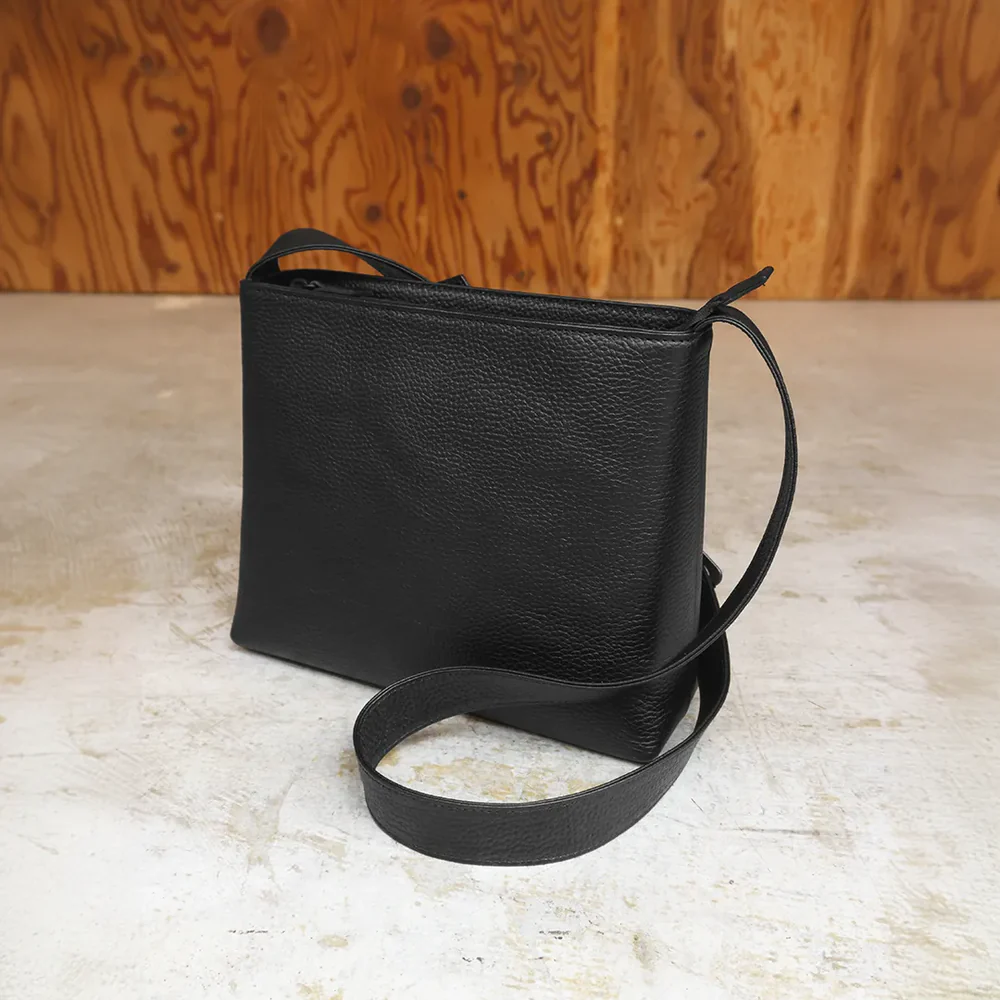 HushTugのボディバッグ ブラック