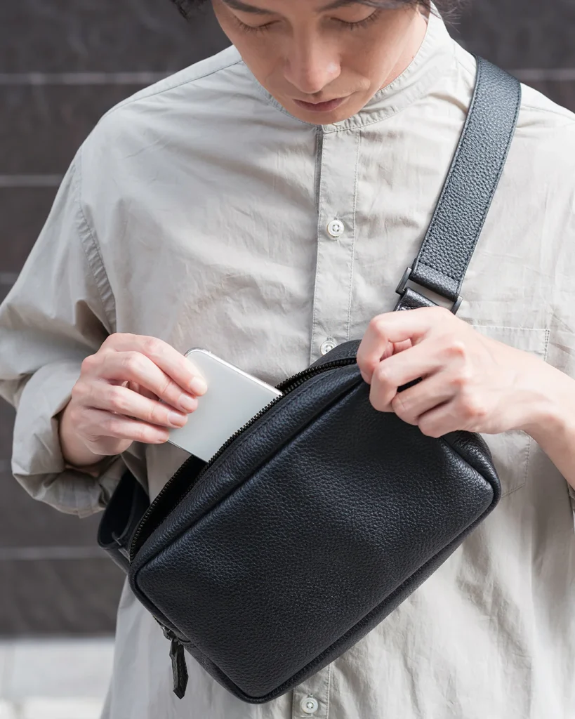 HushTugのボディバッグ ブラック