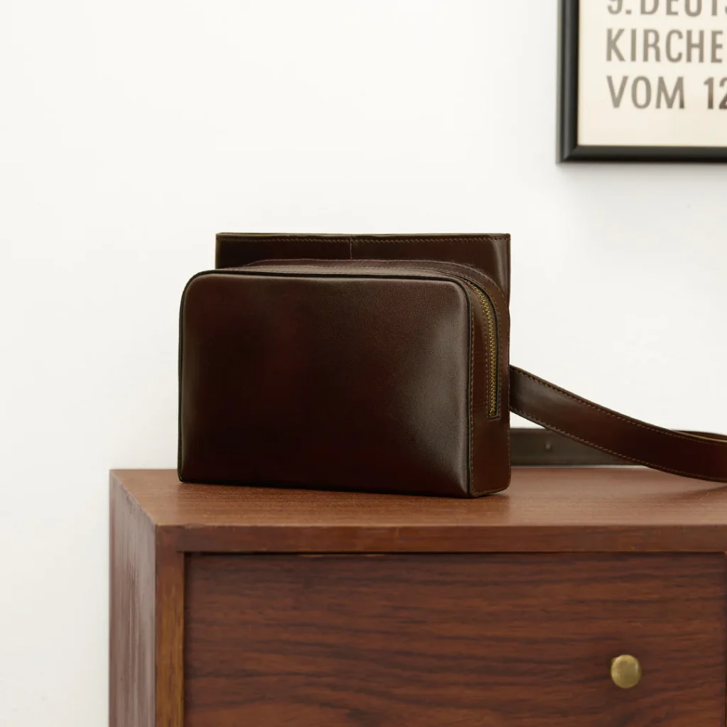 マザーハウスのボディバッグ