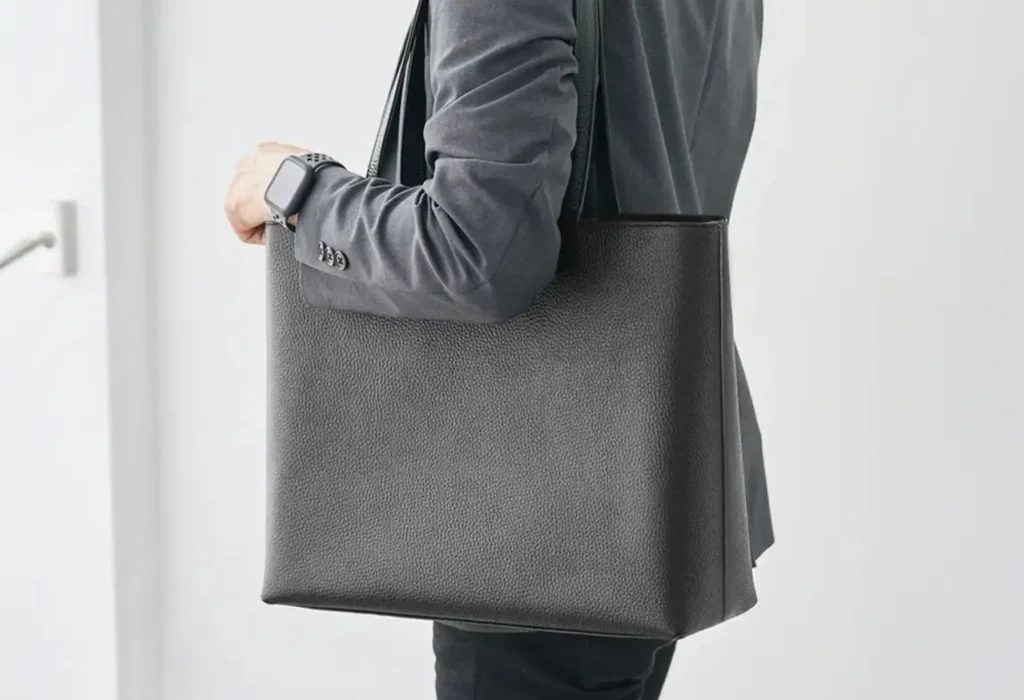 ビジネスバッグを肩掛けしている画像