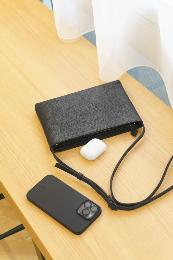HushTugのレザーサコッシュ ブラック