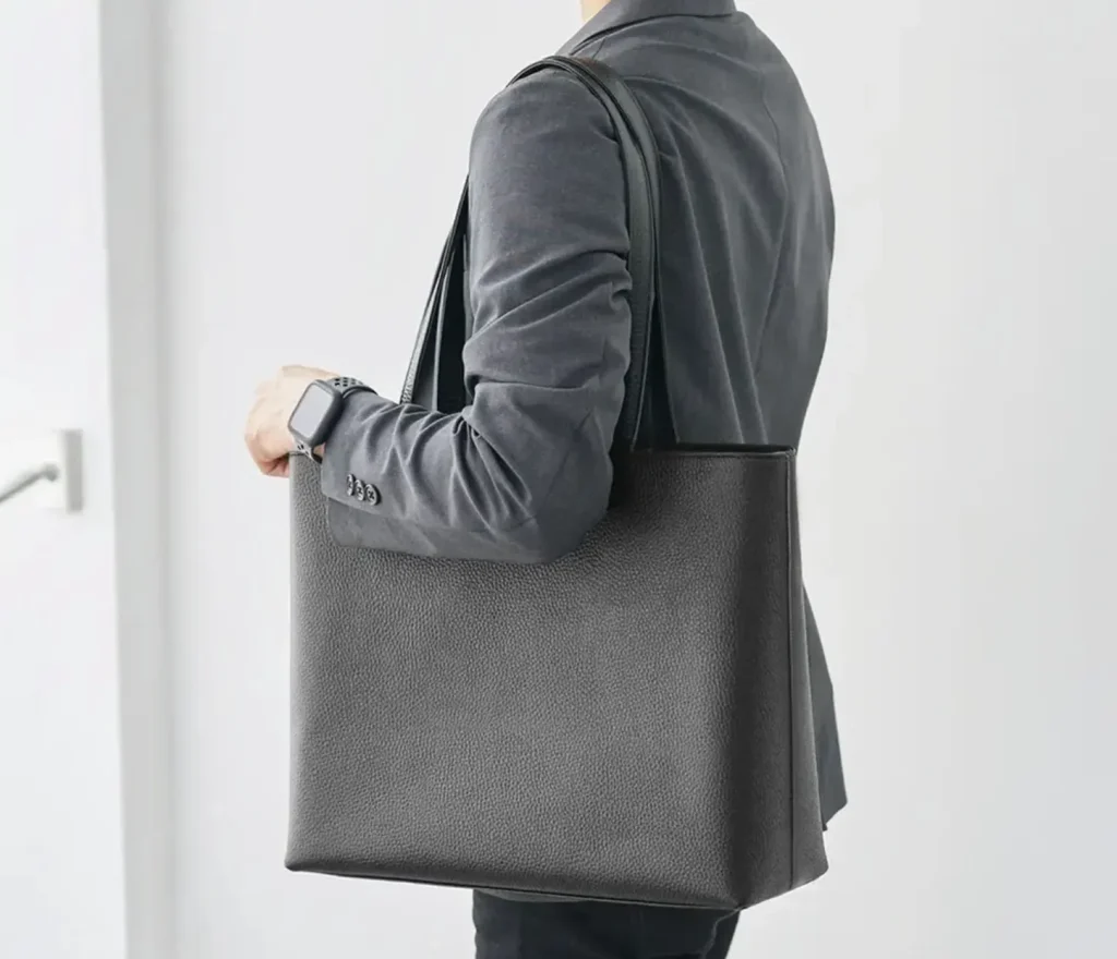 HushTugのレザートートを肩にかけた人の画像