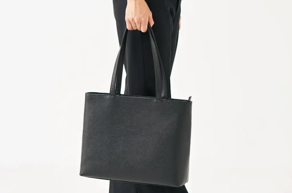 ビジネスバッグを手に持っている画像