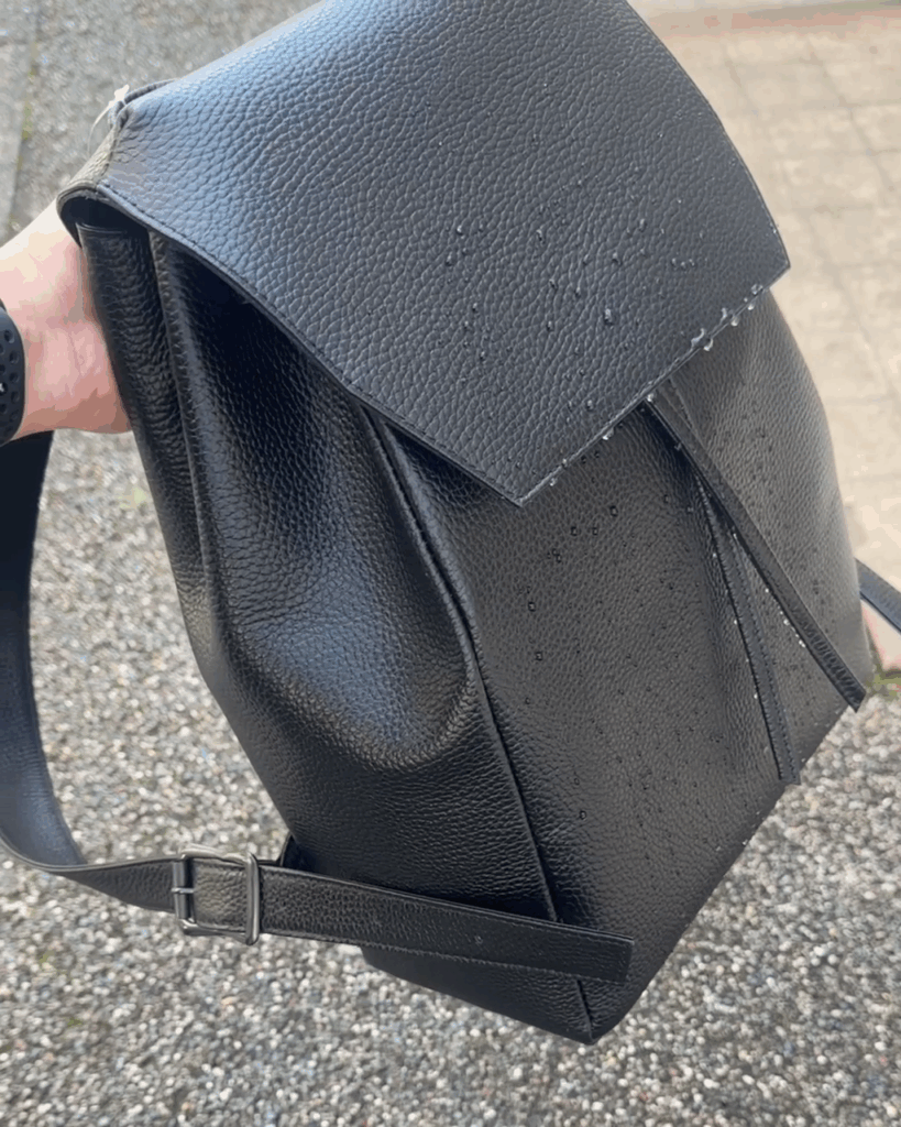 HushTug「防水オーバーレイバックパック　ブラック」の商品画像