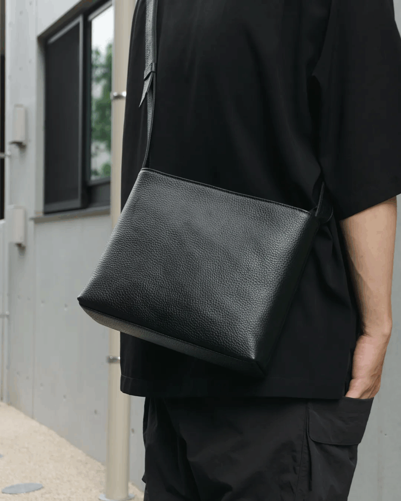 HushTugのレザーショルダーバッグ