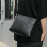 HushTugのレザーショルダーバッグ