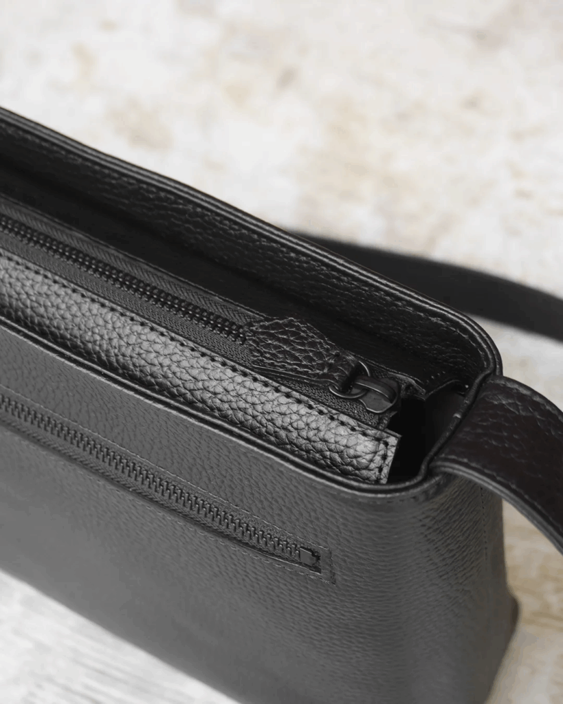 HushTugのレザーショルダーバッグ