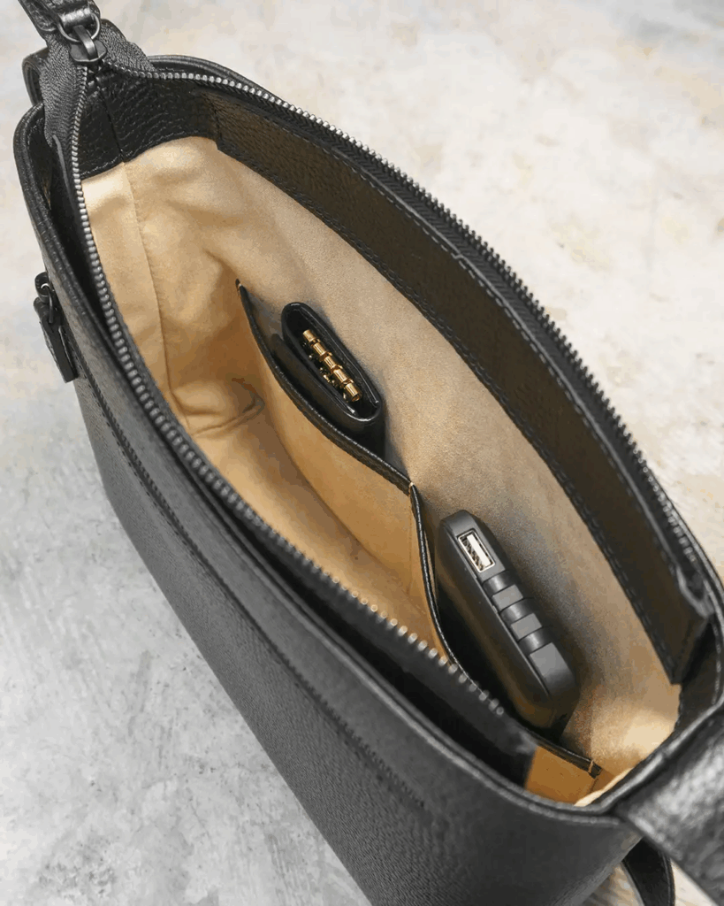 HushTugのレザーショルダーバッグ