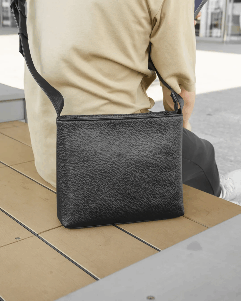 HushTugのレザーショルダーバッグ