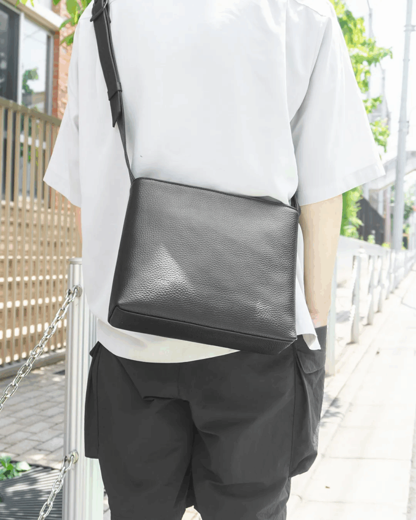 HushTugのレザーショルダーバッグの着こなし例