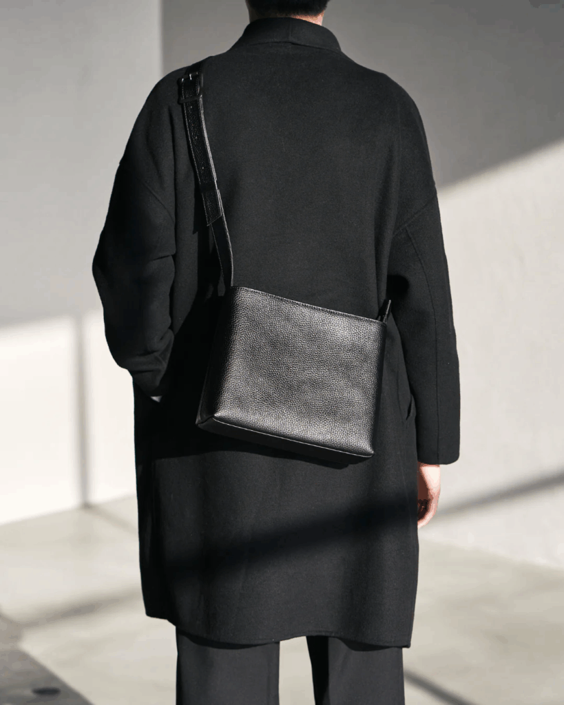 HushTugのショルダーバッグを使用したコーディネート例