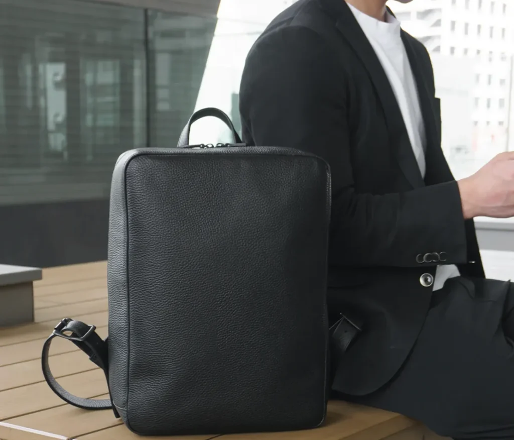 オフィスカジュアルにリュックのイメージ画像