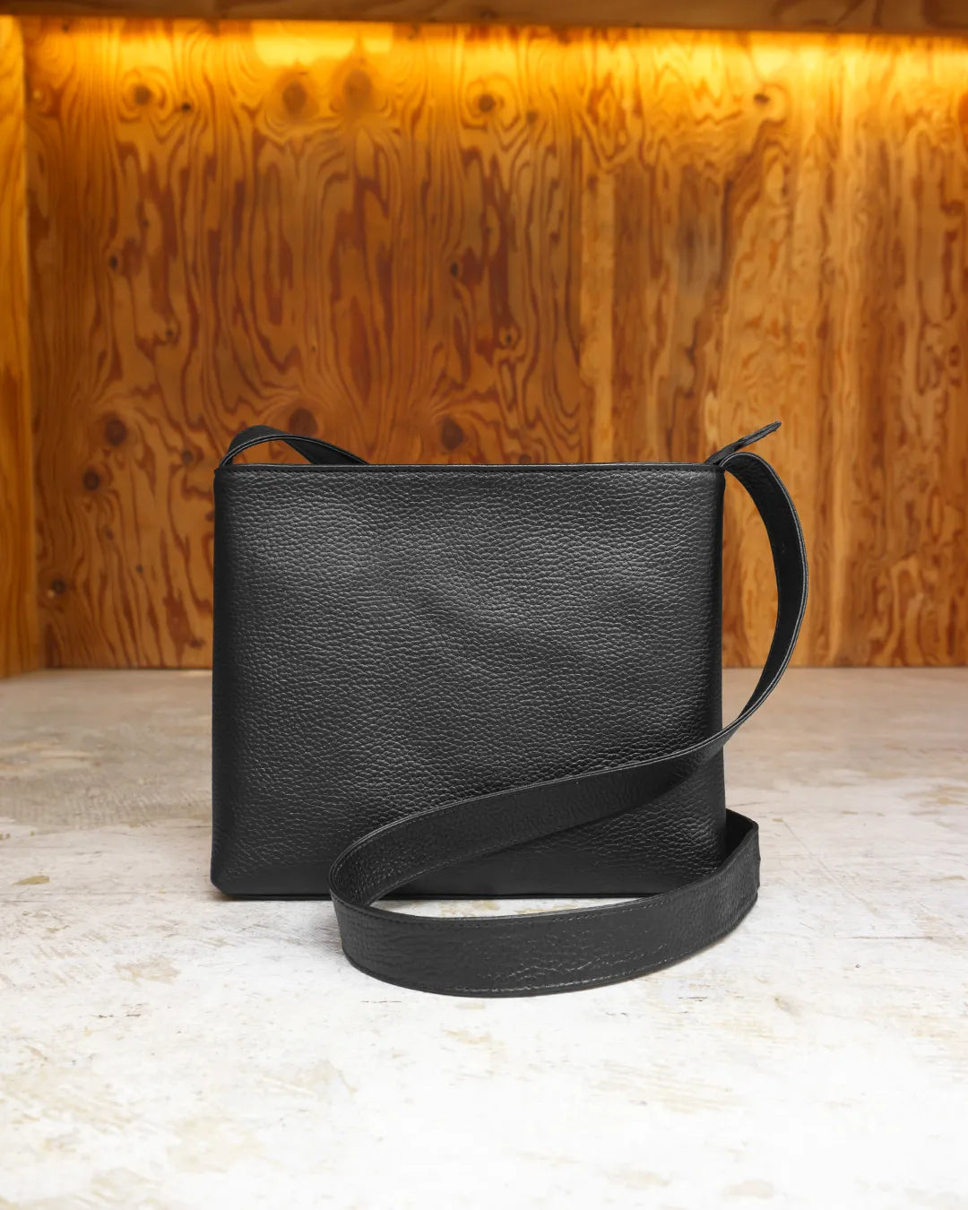 HushTug　レザーショルダーバッグ