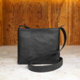 HushTugのレザーショルダーバッグ