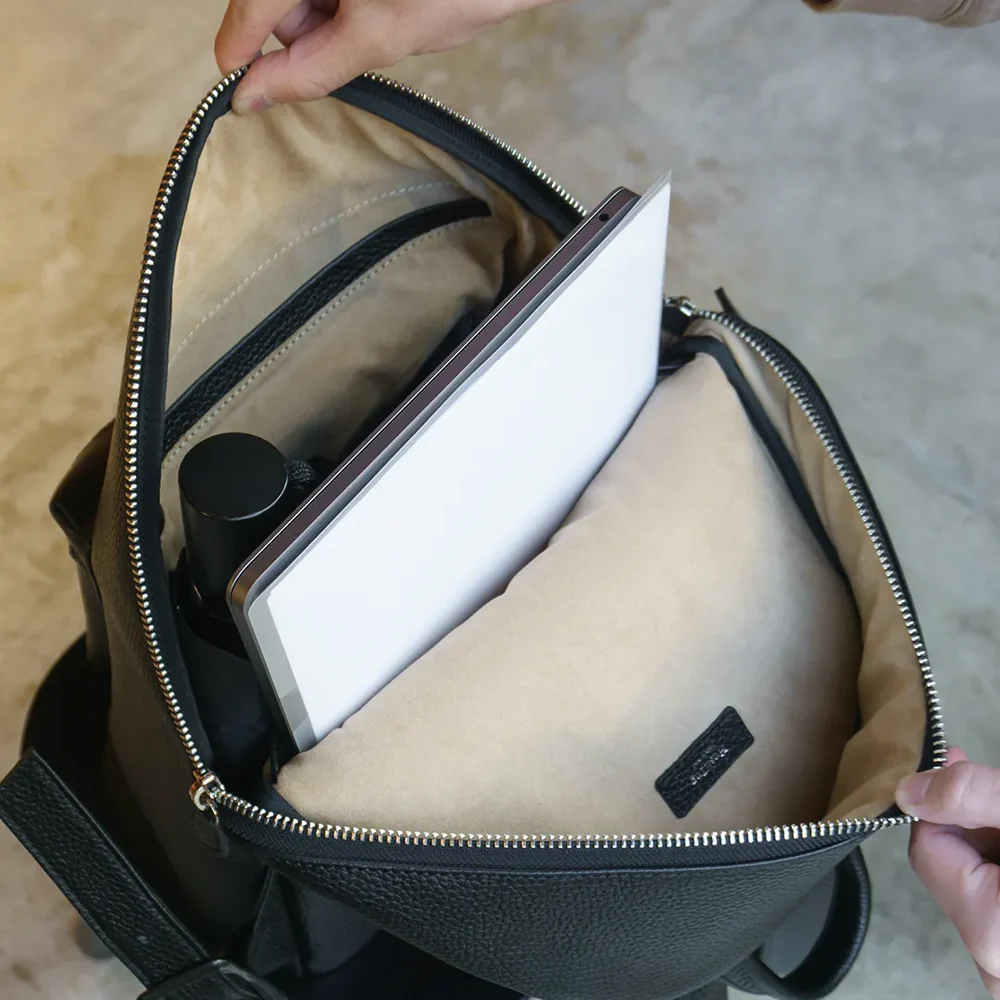 HushTugのジップデイパックの画像