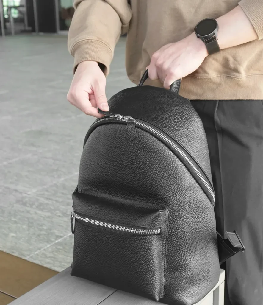 HushTugのジップデイパックの画像