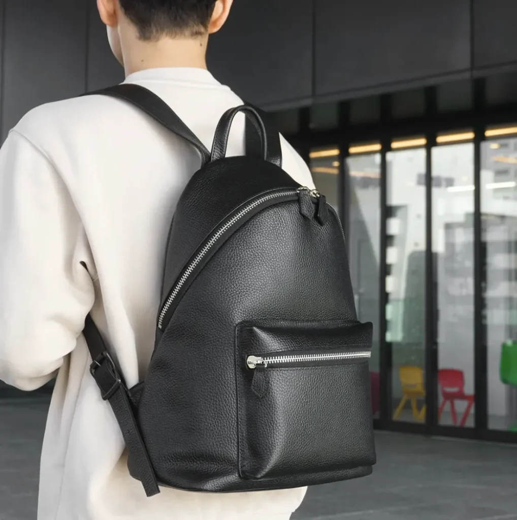 HushTugのジップデイパックを身につけた男性の画像