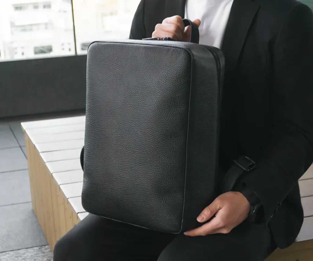 ダークカラーのリュックのイメージ画像