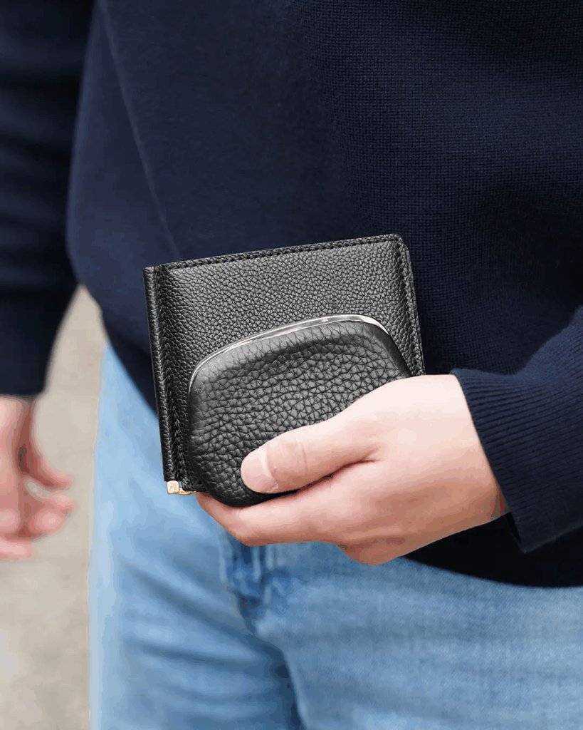 男性ががま口を使用している画像