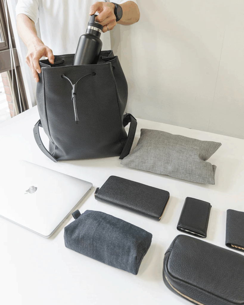 HushTug｜オーバーレイバックパックの収納性を示す画像