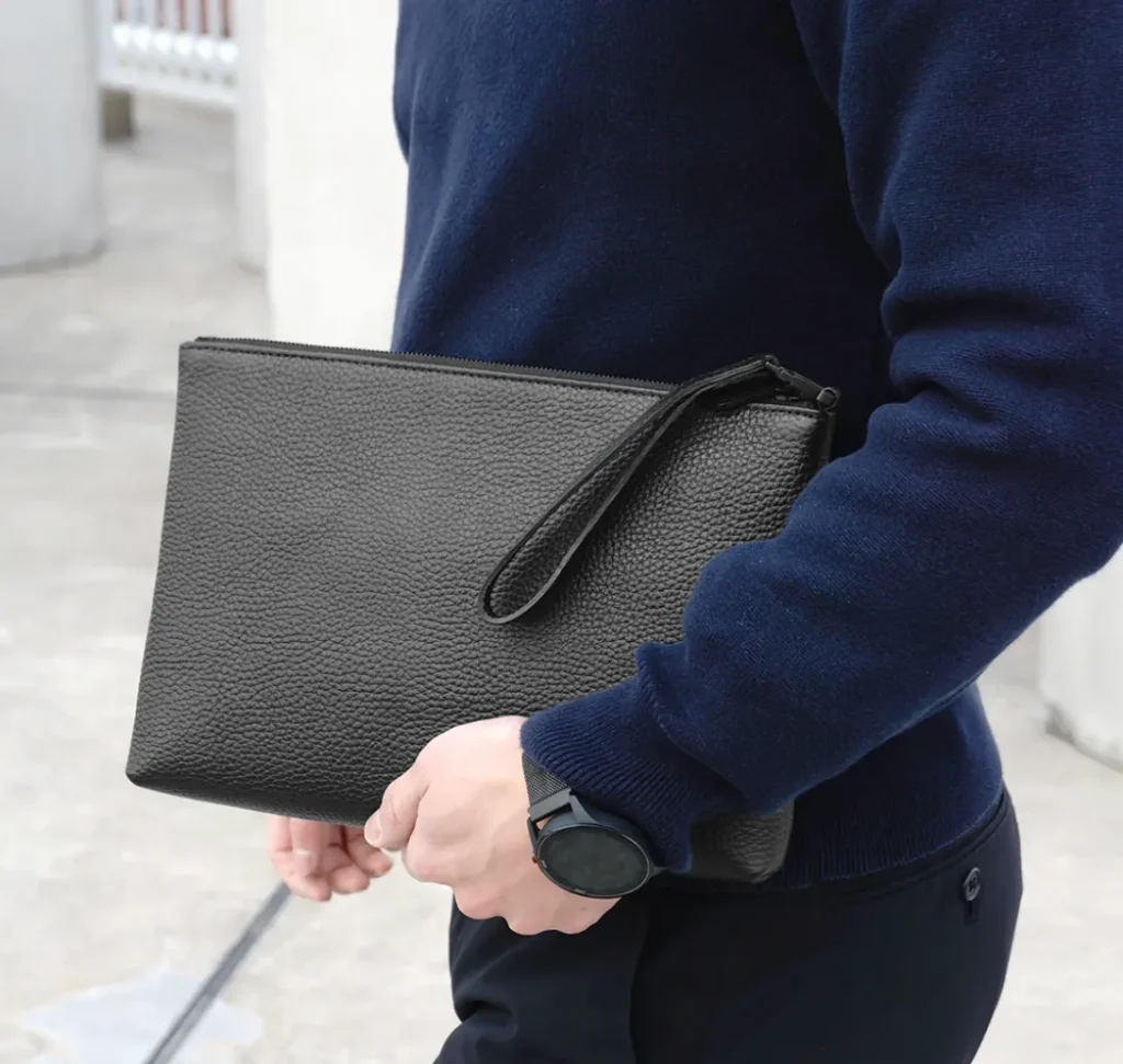 HushTugのマルチケースを持っている男性の画像