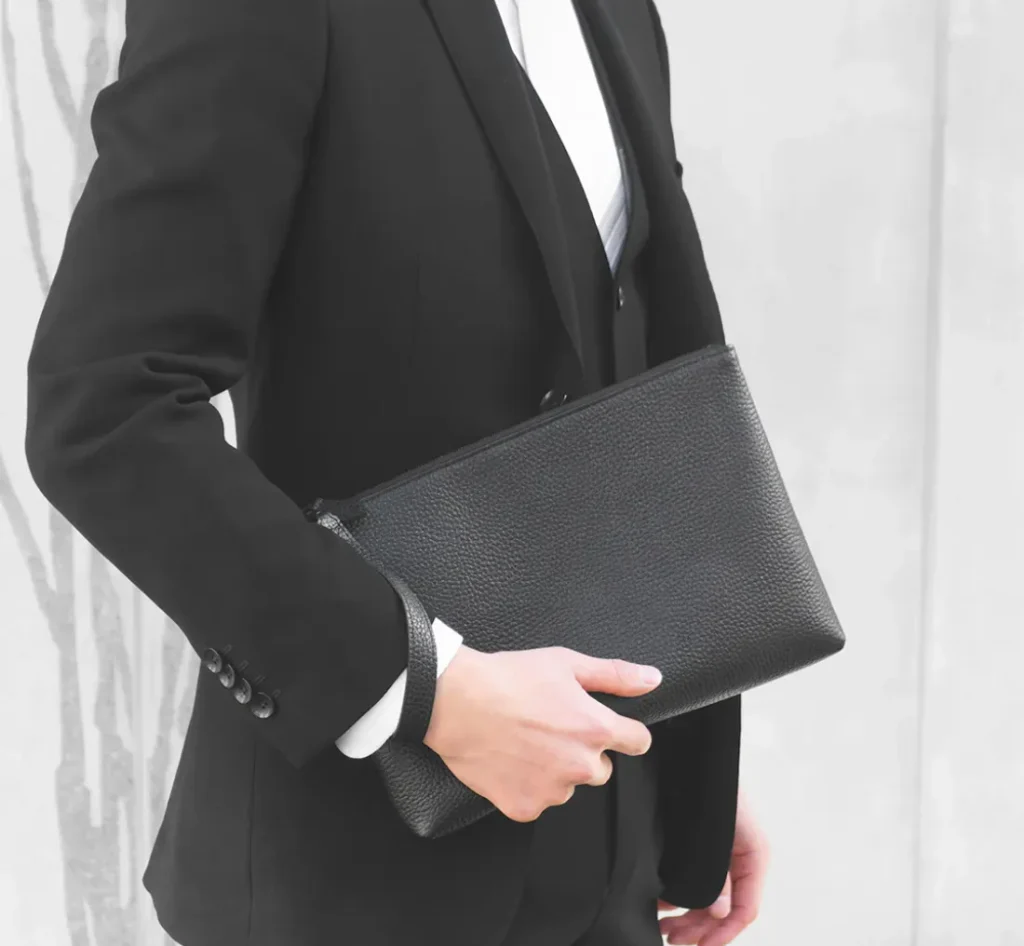 HushTugのマルチケースを持った男性の画像