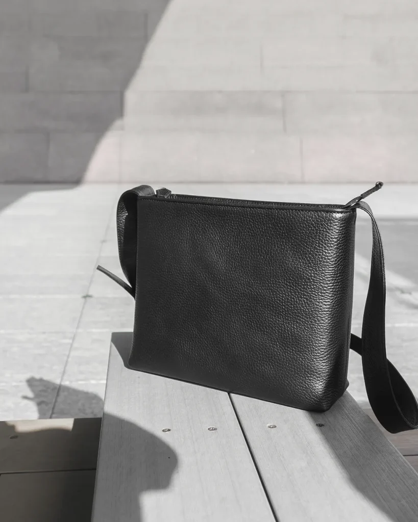 HushTugのレザーショルダーバッグ