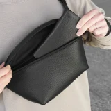 HushTugのカーブドボディバッグ