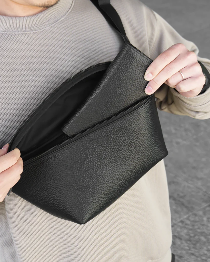 HushTugのカーブドボディバッグ