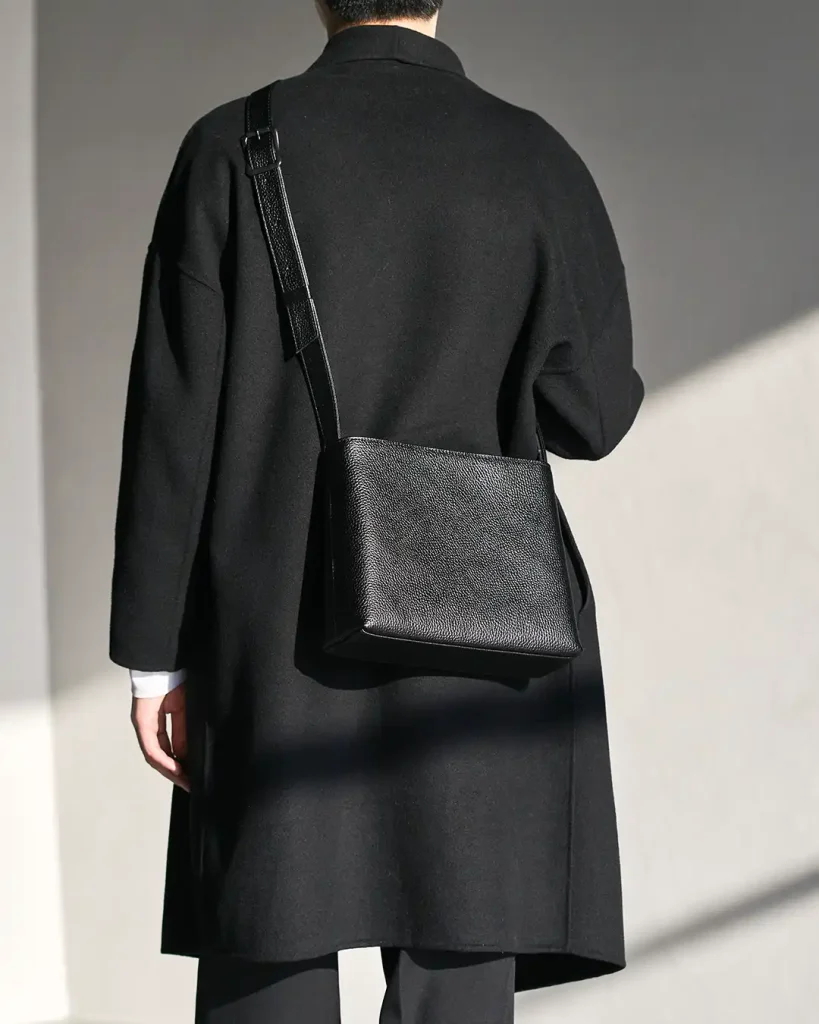 ショルダーバッグを身に着けた男性