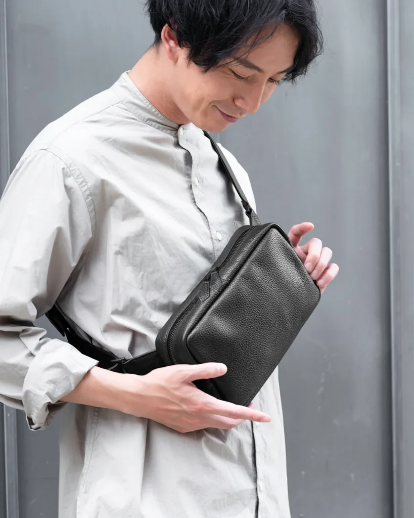 ボディバッグを身に着ける男性のイメージ