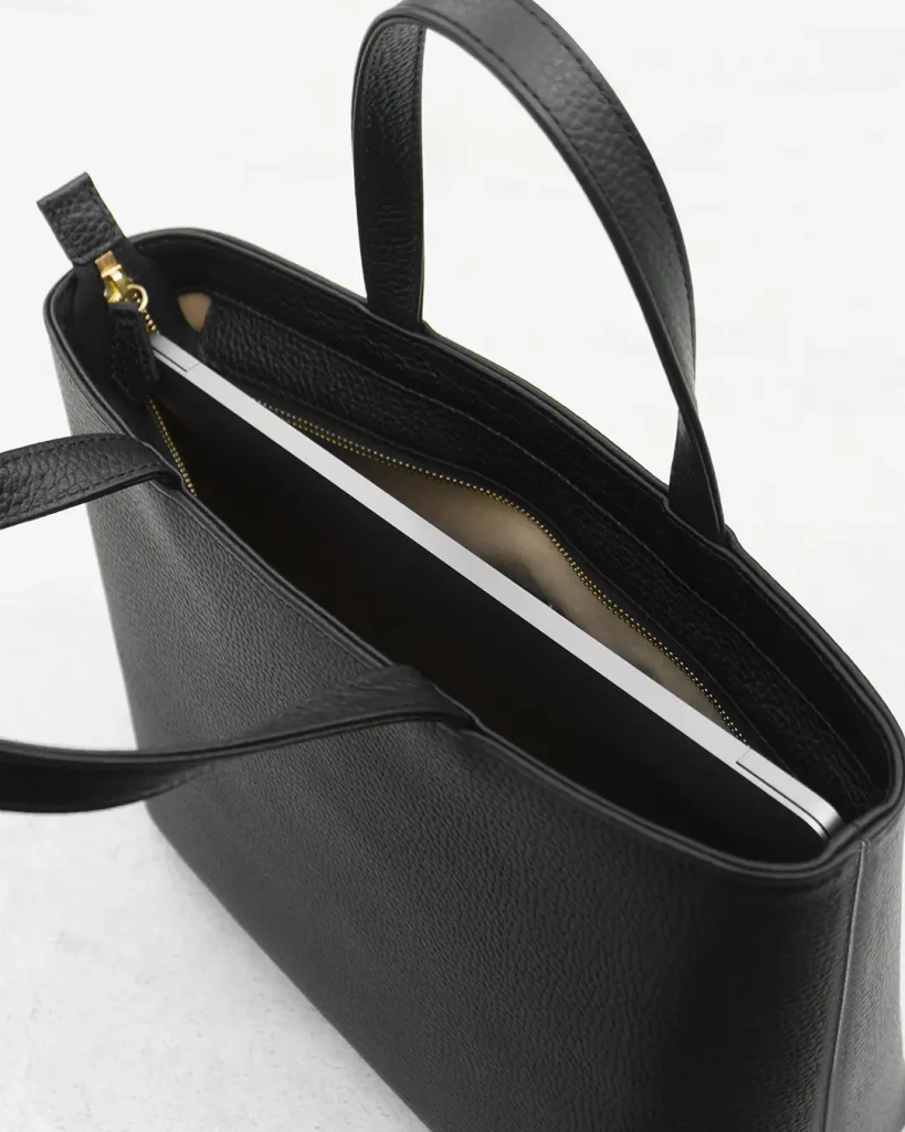 HushTugのミニトートにPCを入れた画像