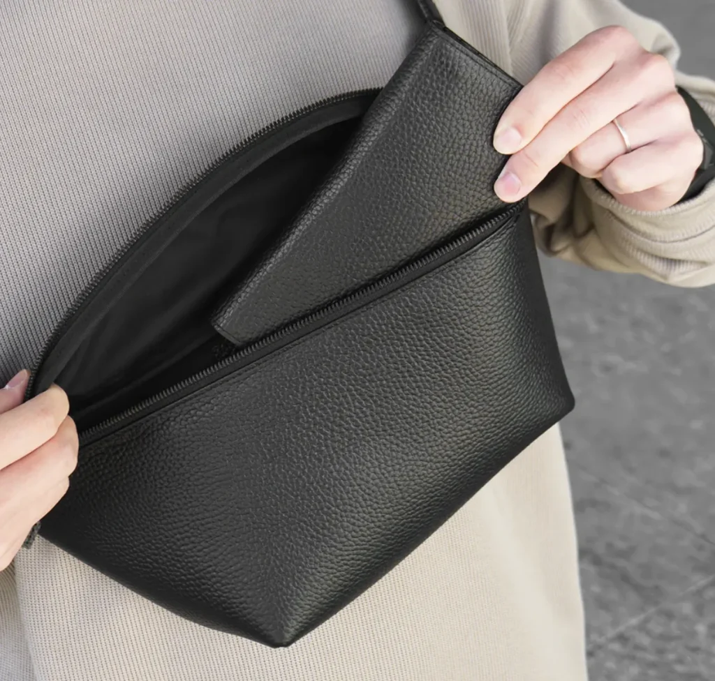 コンパクトなサイズ感のボディバッグのイメージ画像