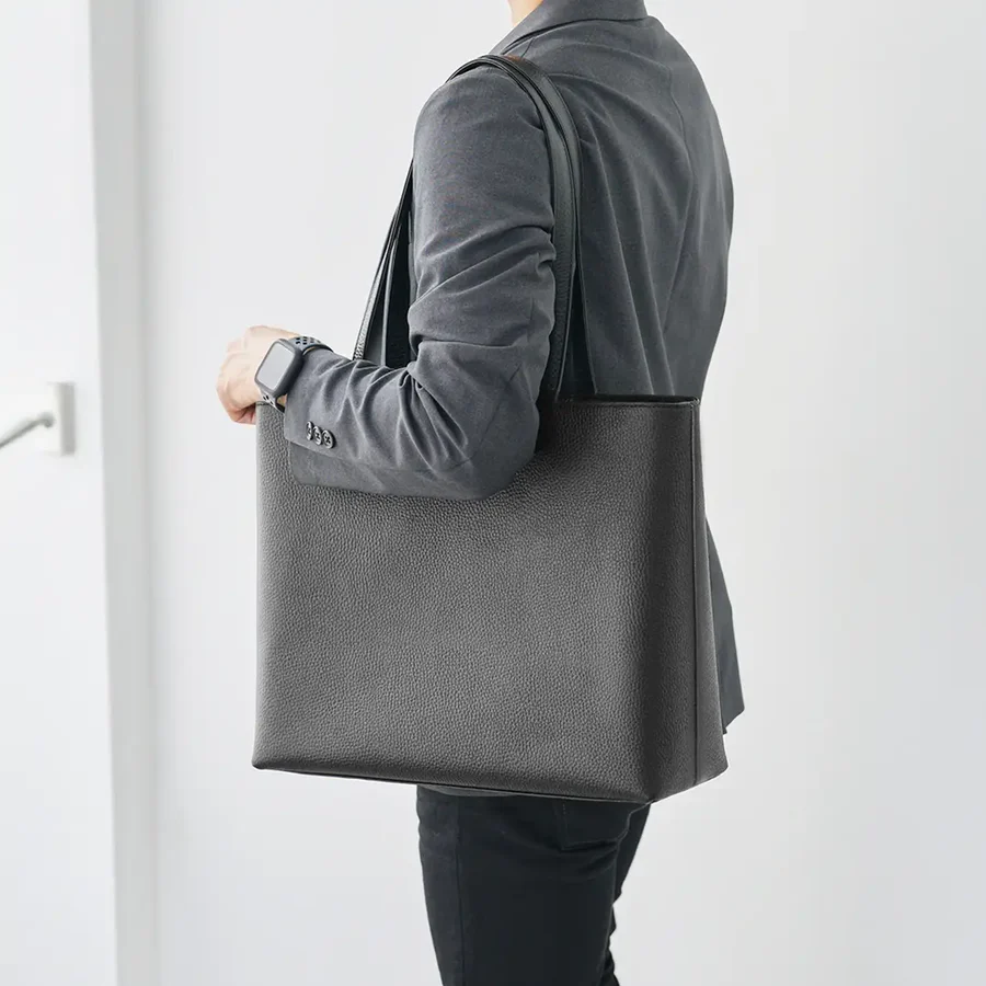 HushTugのトートバッグを持つ男性