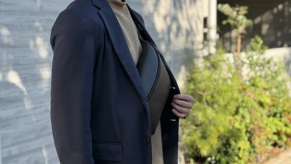 シンプルなボディバッグのイメージ